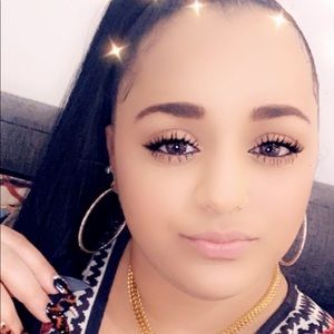 Meet your Posher, Elisaury